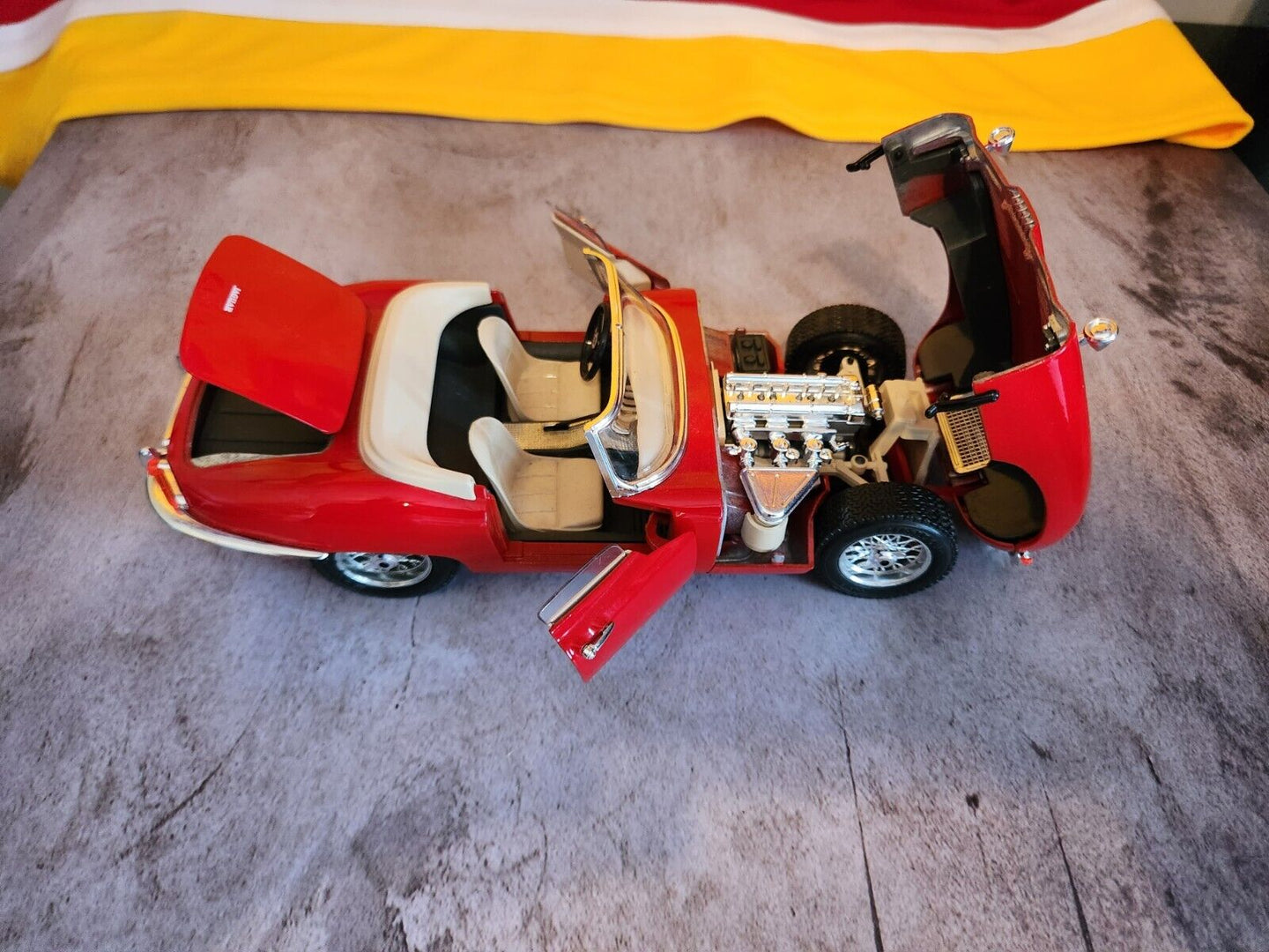 1961 E Type Burago 1/18 Scale Diecast 3016 - 1961 red Jaguar E Type Ca
This is a 1:18 diecast model of a Burago 1961 Jaguar E-Type Convertible in vibrant red with a cream interior is a must-have for any serious
collector or enthusiastChas Vintage Shop1961
