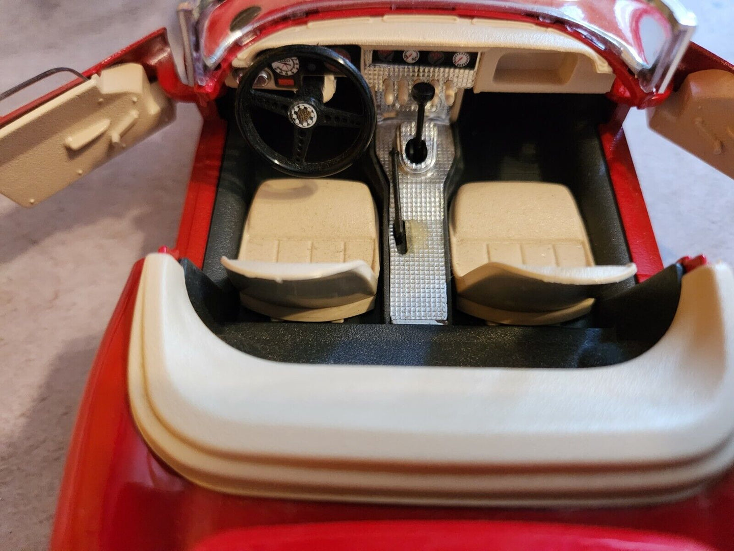 1961 E Type Burago 1/18 Scale Diecast 3016 - 1961 red Jaguar E Type Ca
This is a 1:18 diecast model of a Burago 1961 Jaguar E-Type Convertible in vibrant red with a cream interior is a must-have for any serious
collector or enthusiastChas Vintage Shop1961