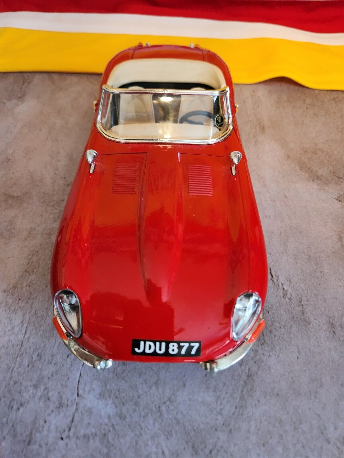 1961 E Type Burago 1/18 Scale Diecast 3016 - 1961 red Jaguar E Type Ca
This is a 1:18 diecast model of a Burago 1961 Jaguar E-Type Convertible in vibrant red with a cream interior is a must-have for any serious
collector or enthusiastChas Vintage Shop1961
