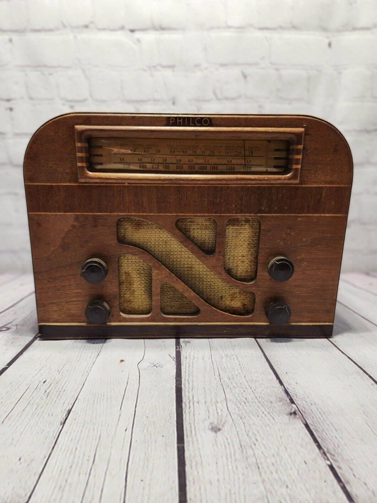 1940 philco radio model 40-115. mid century radio art deco design vtg This 1940 Philco Radio Model 40-145 is a stunning example of mid-century design. The radio boasts a beautiful Art Deco style that is sure to impress any vintage elecChas Vintage Shop1940 philco radio model 40-115