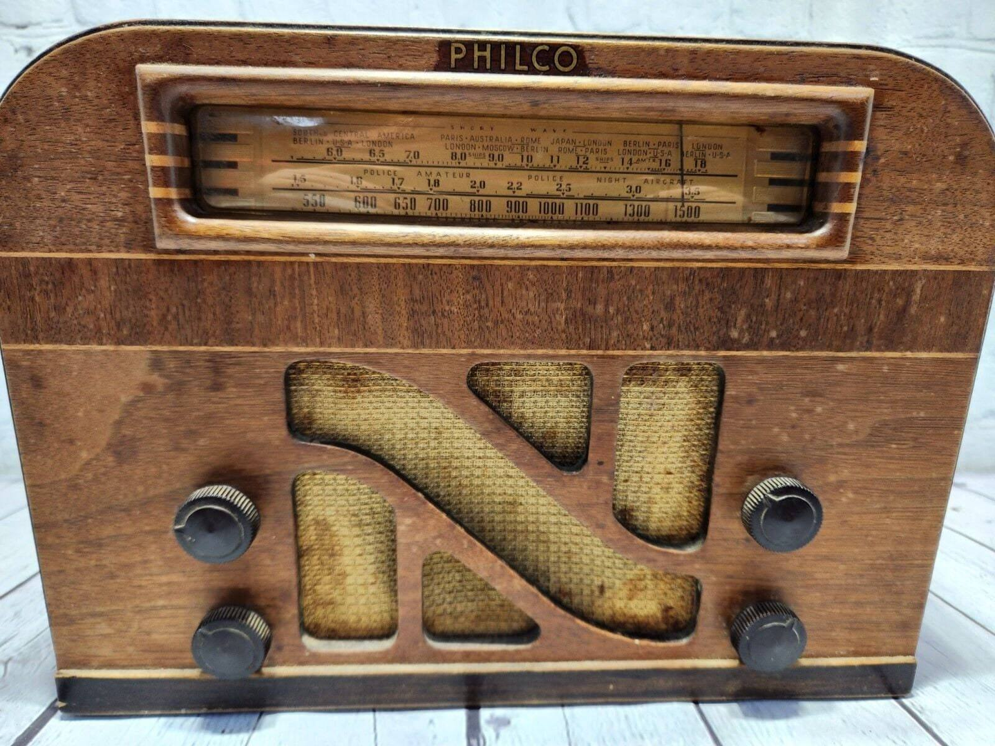 1940 philco radio model 40-115. mid century radio art deco design vtg This 1940 Philco Radio Model 40-145 is a stunning example of mid-century design. The radio boasts a beautiful Art Deco style that is sure to impress any vintage elecChas Vintage Shop1940 philco radio model 40-115