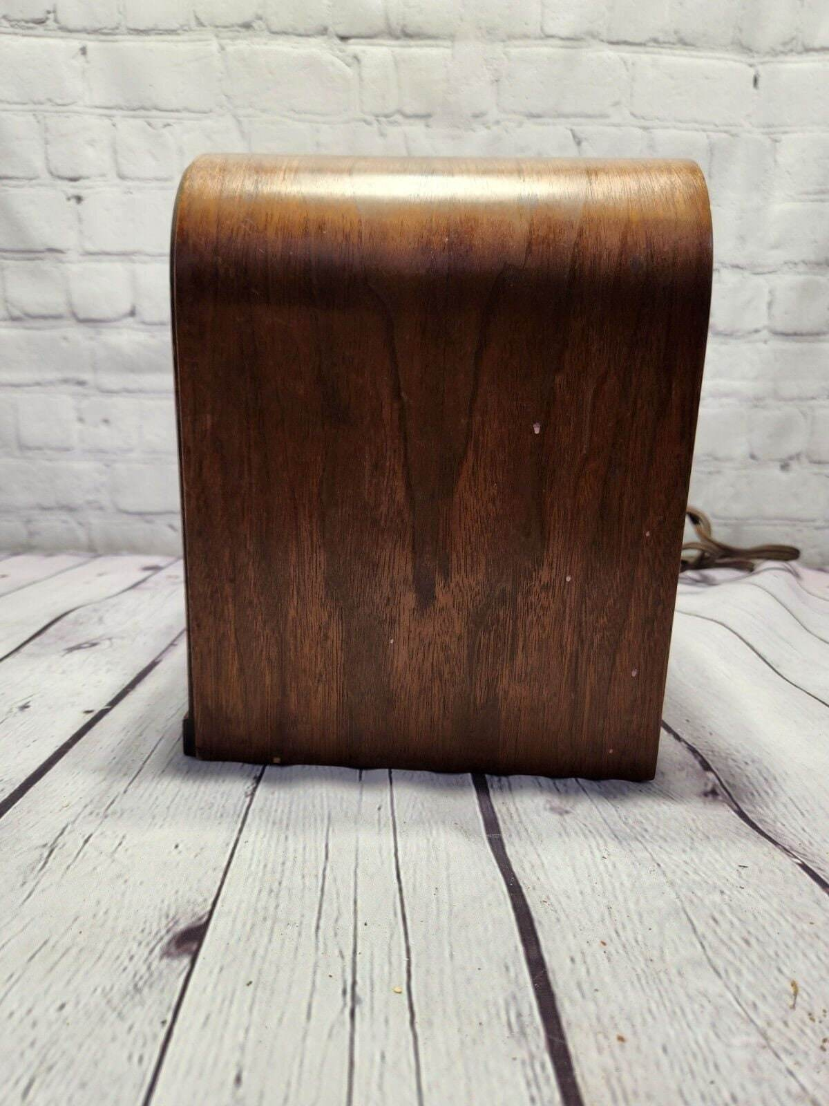 1940 philco radio model 40-115. mid century radio art deco design vtg This 1940 Philco Radio Model 40-145 is a stunning example of mid-century design. The radio boasts a beautiful Art Deco style that is sure to impress any vintage elecChas Vintage Shop1940 philco radio model 40-115