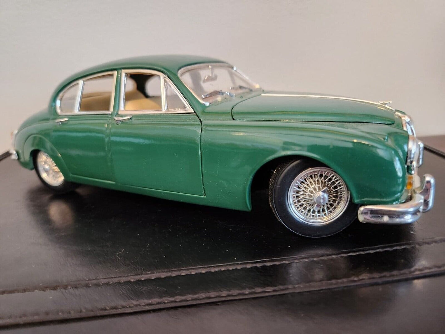 1959 maisto jaguar mark 2 diecast 1:18 scale in british racing green1959 JAGUAR MARK II British racing Green Maisto 1:18 Scale Diecast No signs of wear except for a little dust.Please see all pictures for exact cosmetic condition andChas Vintage Shop1959 maisto jaguar mark 2 diecast 1