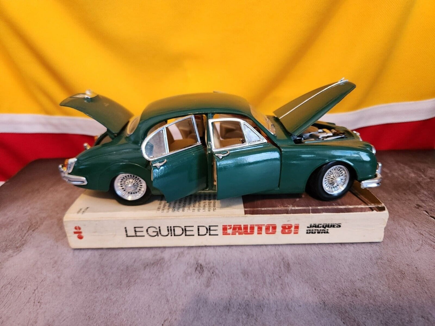 1959 maisto jaguar mark 2 diecast 1:18 scale in british racing green1959 JAGUAR MARK II British racing Green Maisto 1:18 Scale Diecast No signs of wear except for a little dust.Please see all pictures for exact cosmetic condition andChas Vintage Shop1959 maisto jaguar mark 2 diecast 1
