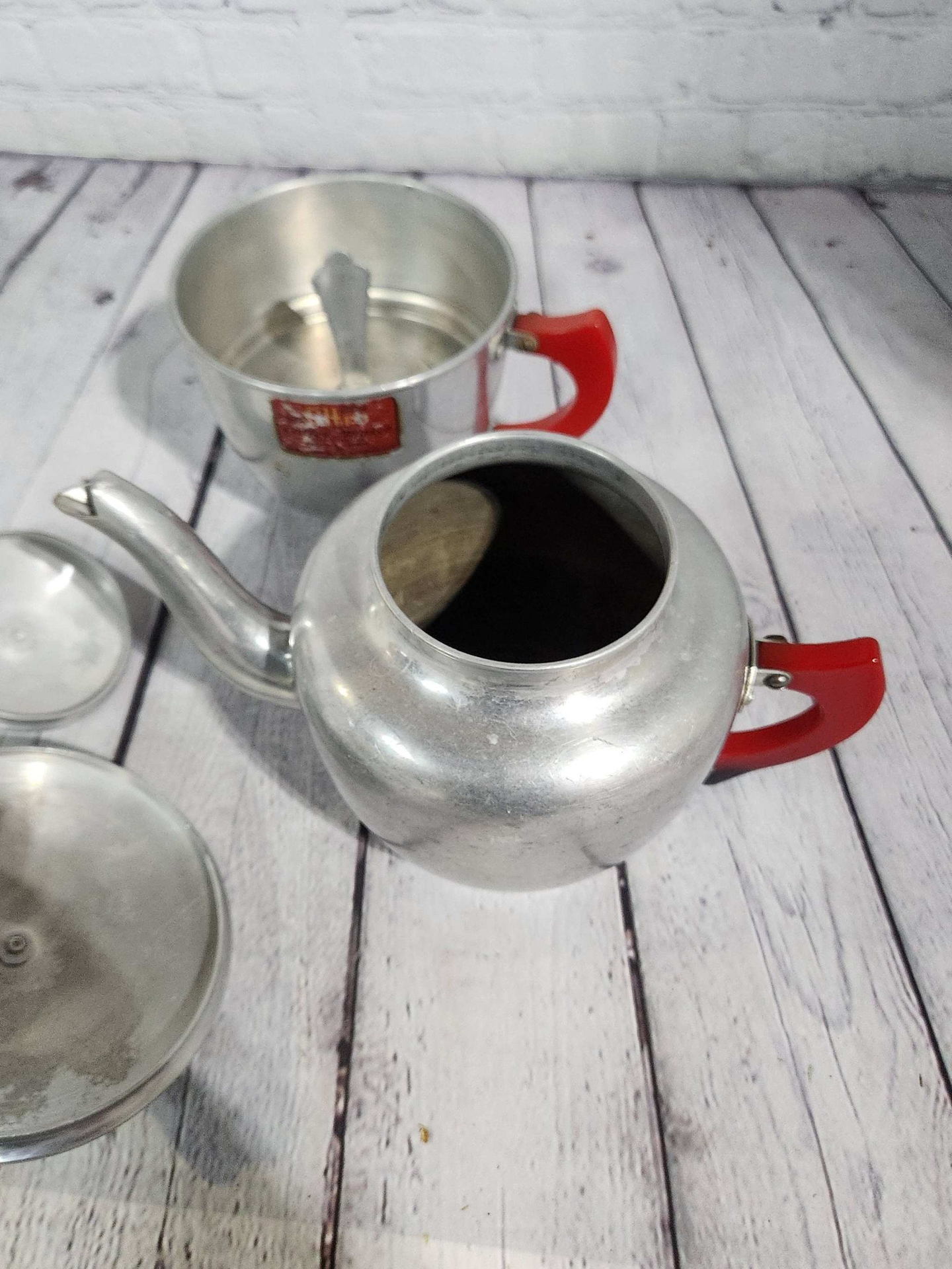 Art deco mid century modern drip coffee pot / tea pot with red bakelArt Deco Mid Century Modern drip coffee pot / tea pot with red bakelite handlescute vintage aluminum coffee pot with red Bakelite handleThis is a very cute Filtro drChas Vintage ShopArt deco mid century modern drip coffee pot / tea pot