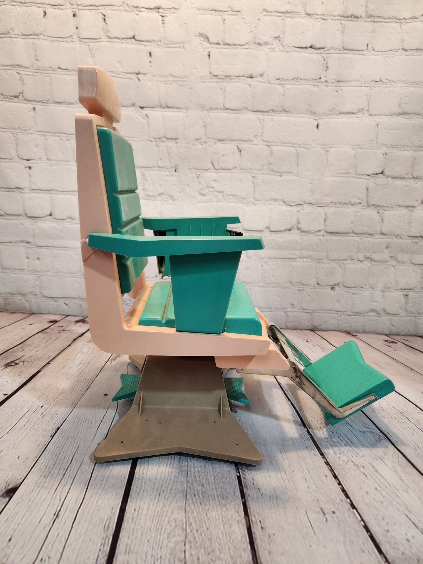 Deluxe miss beauty parlor chair for large doll hair salon 1960s vintagDeluxe Reading Miss Beauty Parlor Chair for large doll Hair saloon 1960s Vintagebeauty salon chair for large doll
Pink & aqua hard plastic beauty parlor chair isChas Vintage Shoplarge doll hair salon 1960s vintage beauty salon chair