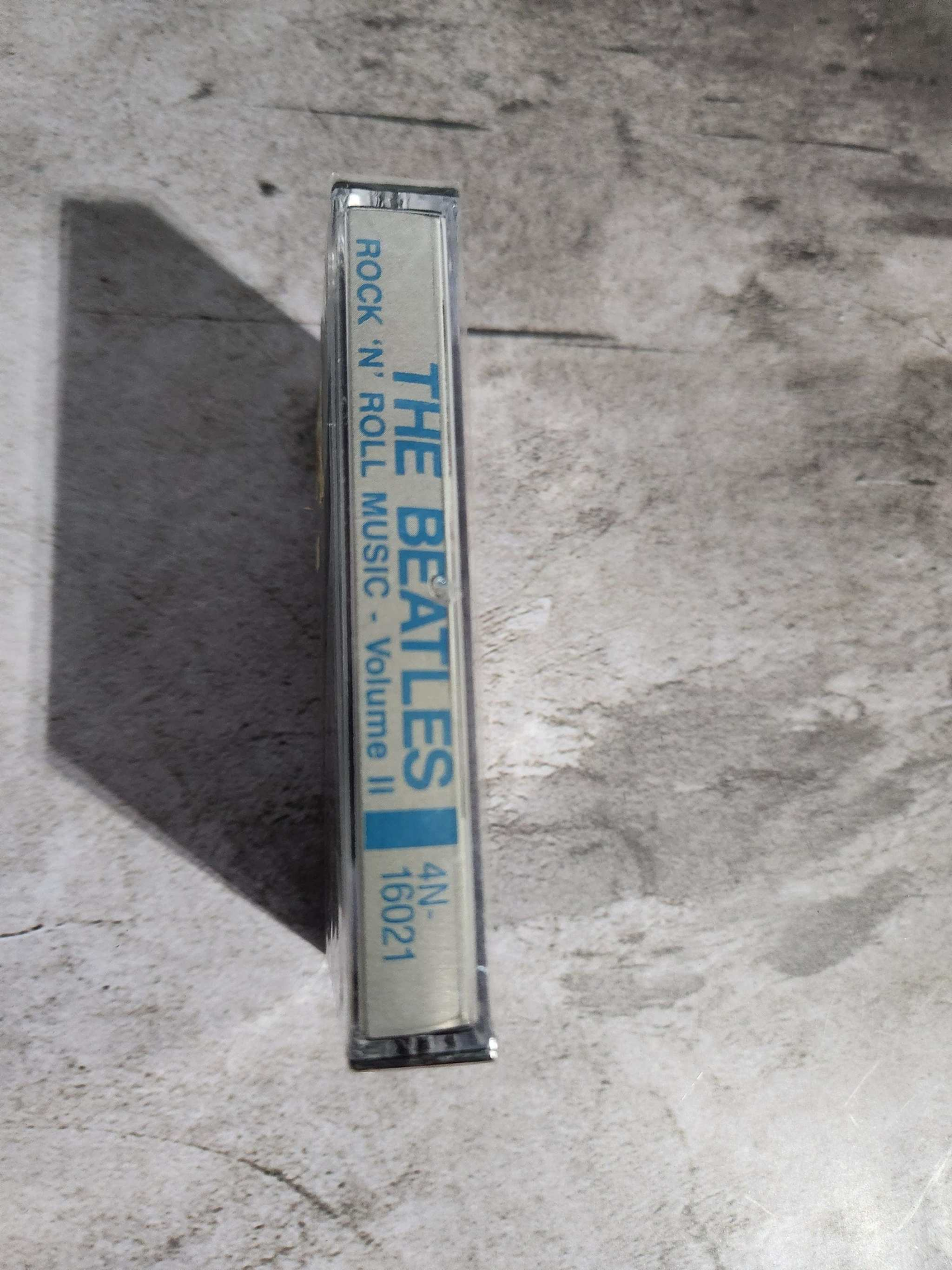 New and sealed the beatles rock and roll music volume 2 tape cassettRare Treat for Beatles Lover collector !The Beatles Rock and Roll music Volume 2 new and sealed cassette !
Compilation of some Beatles greatest songs !Track list
A1 Chas Vintage Shoproll music volume 2 tape cassette