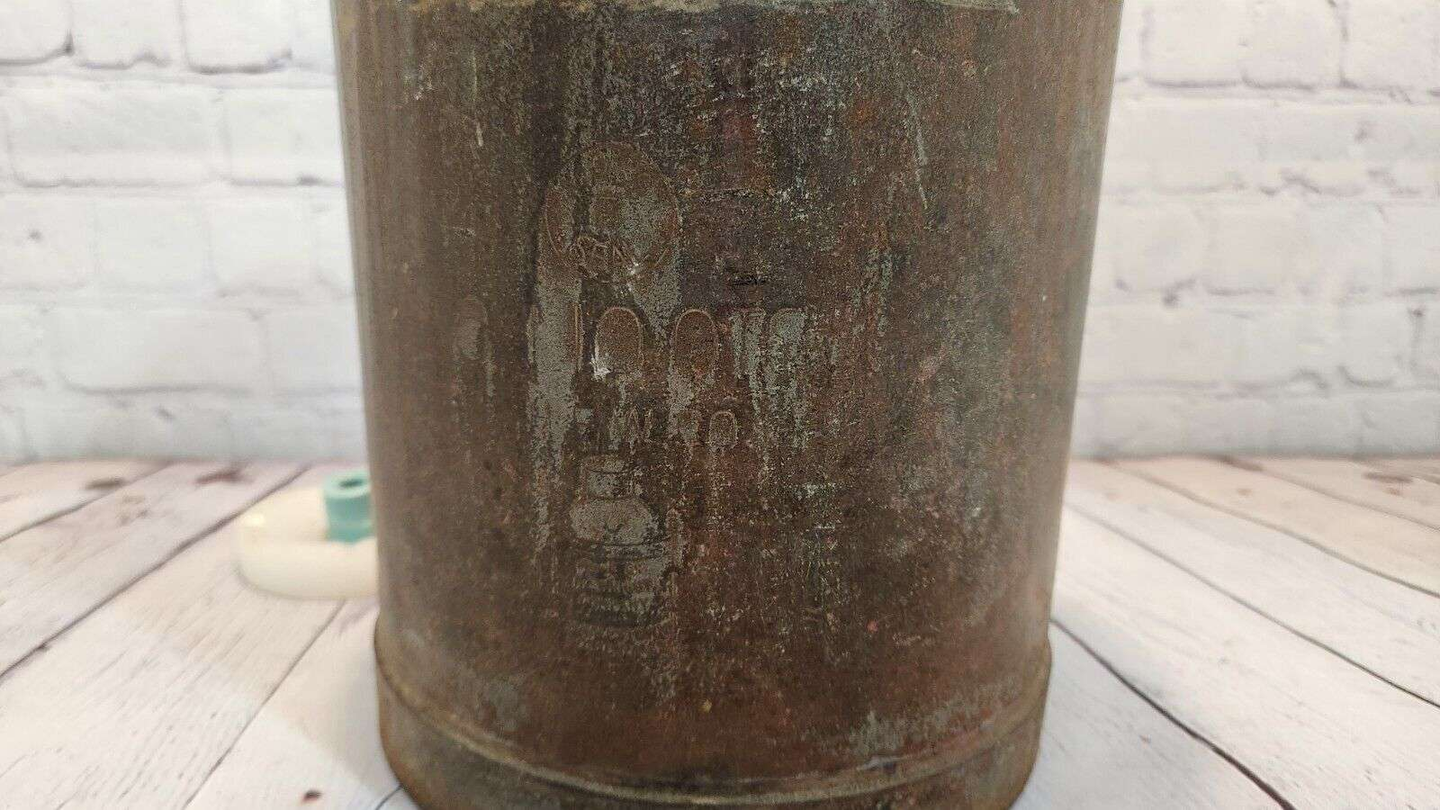 Vintage H.P. Hood & Sons  Metal Milk Can Jug w/ Handle Made in  LynnfiVintage H.P. Hood & Sons Metal Milk Can Jug w/ Handle Made in USA.  in Lynnfield, MassachusettsThis collectible dairy item from the United States is a must-have Chas Vintage ShopHood & Sons Metal Milk