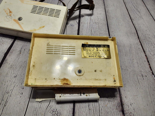 Vintage sony am fm portable radio tr 881 (1959)Get your hands on a piece of history with this vintage Sony AM/FM portable radio. The TR 881 from 1959 is in non working condition This radios boast a sleek and stylChas Vintage Shopfm portable radio tr 881 (1959)