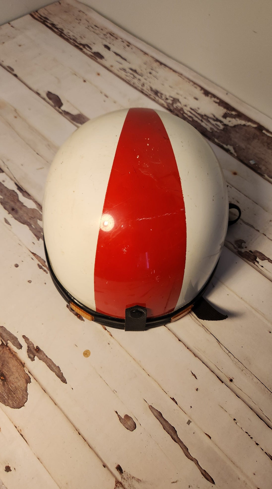 Very cool half helmet Vintage Japan White and red, Leather, Nice Condi"Experience the thrill of the open road was in the 70's with our vintage Japan, white and red half helmet!
Made in the 70s this snowmobile helmet is perfect for rideChas Vintage Shopcool half helmet Vintage Japan White