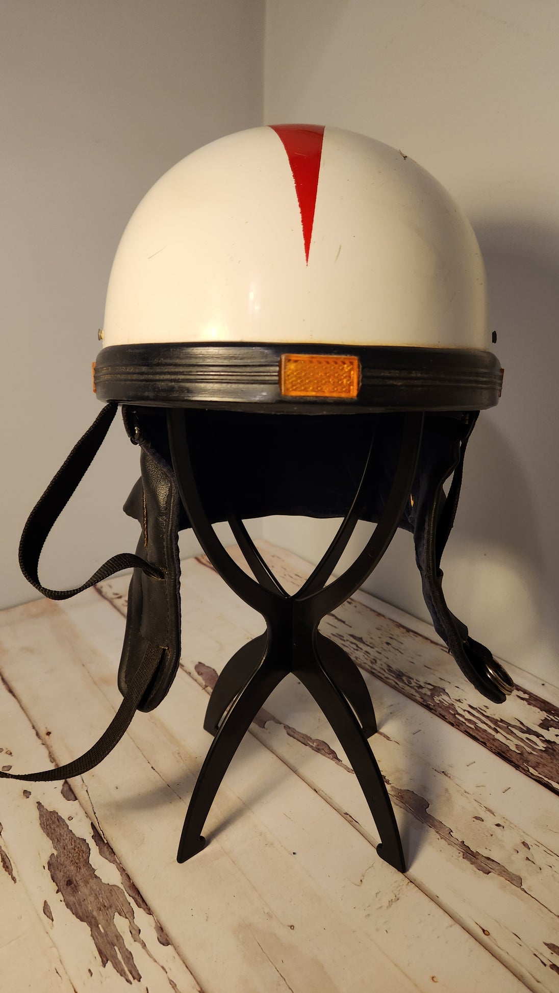 Very cool half helmet Vintage Japan White and red, Leather, Nice Condi"Experience the thrill of the open road was in the 70's with our vintage Japan, white and red half helmet!
Made in the 70s this snowmobile helmet is perfect for rideChas Vintage Shopcool half helmet Vintage Japan White