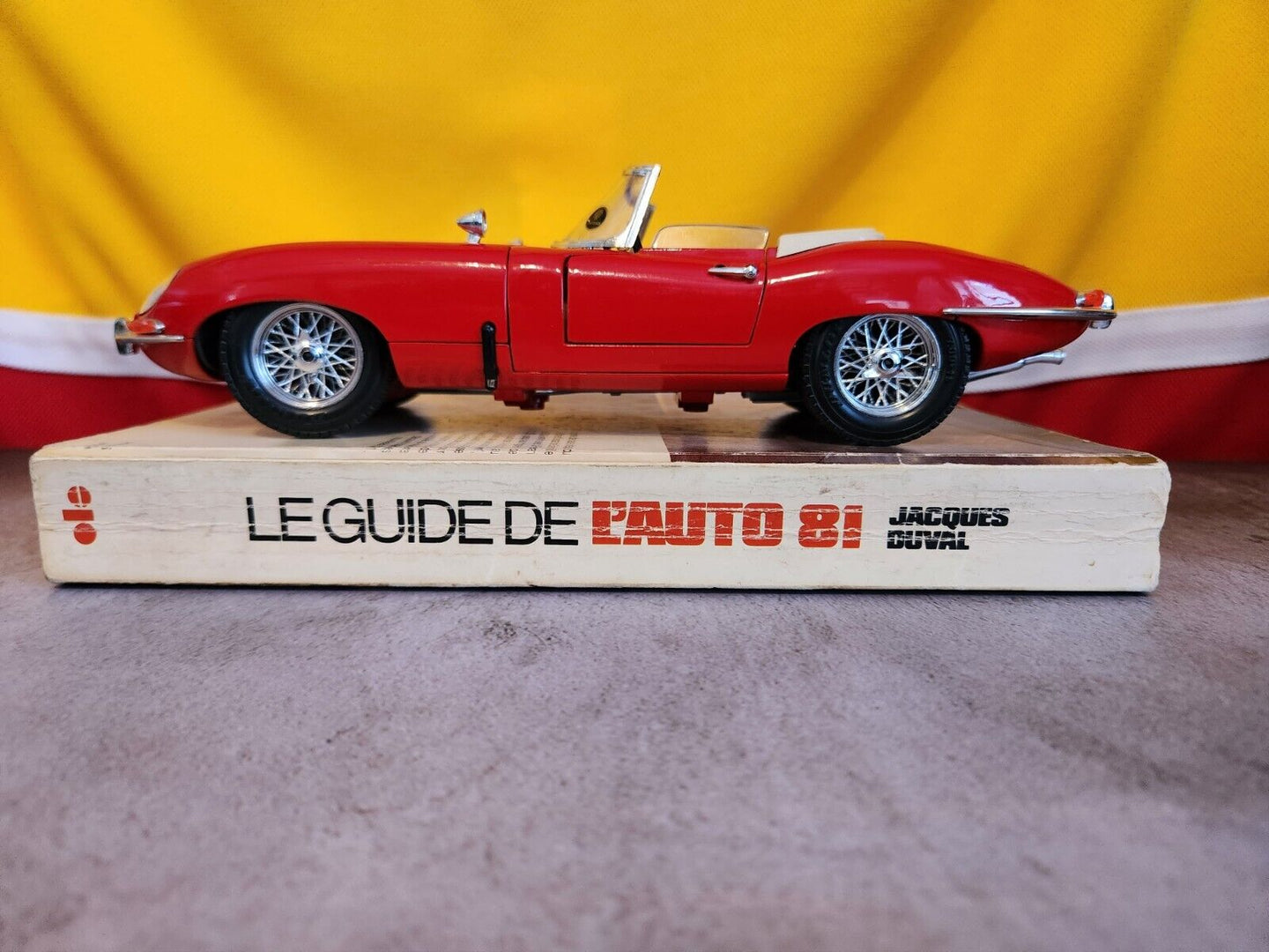 1961 E Type Burago 1/18 Scale Diecast 3016 - 1961 red Jaguar E Type Ca
This is a 1:18 diecast model of a Burago 1961 Jaguar E-Type Convertible in vibrant red with a cream interior is a must-have for any serious 
collector or enthusiastChas Vintage Shop1961