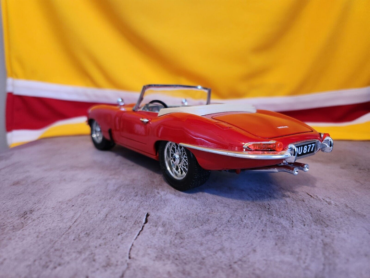 1961 E Type Burago 1/18 Scale Diecast 3016 - 1961 red Jaguar E Type Ca
This is a 1:18 diecast model of a Burago 1961 Jaguar E-Type Convertible in vibrant red with a cream interior is a must-have for any serious 
collector or enthusiastChas Vintage Shop1961