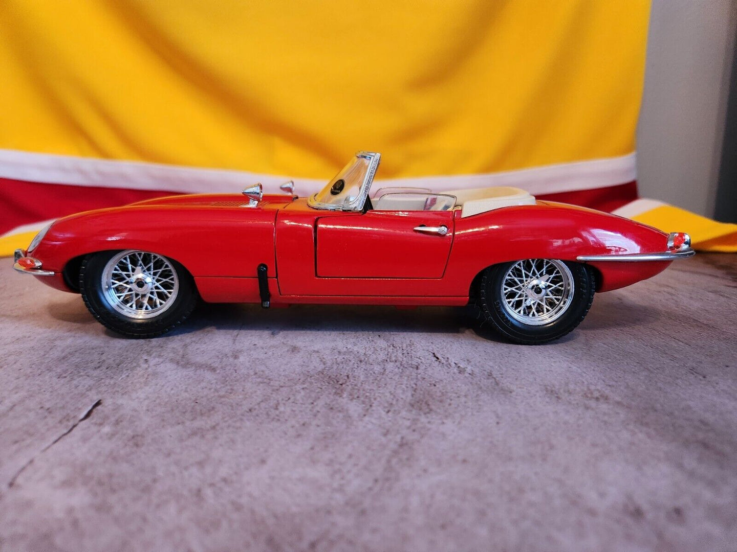 1961 E Type Burago 1/18 Scale Diecast 3016 - 1961 red Jaguar E Type Ca
This is a 1:18 diecast model of a Burago 1961 Jaguar E-Type Convertible in vibrant red with a cream interior is a must-have for any serious 
collector or enthusiastChas Vintage Shop1961