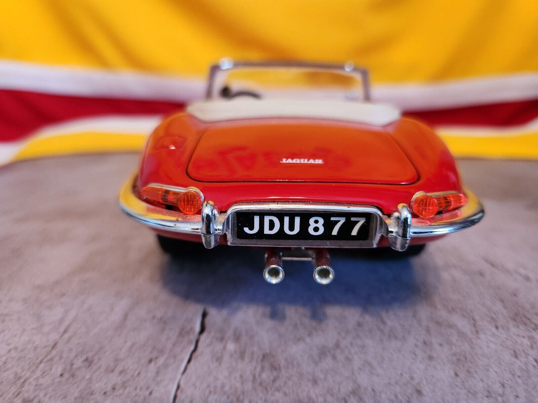 1961 E Type Burago 1/18 Scale Diecast 3016 - 1961 red Jaguar E Type Ca
This is a 1:18 diecast model of a Burago 1961 Jaguar E-Type Convertible in vibrant red with a cream interior is a must-have for any serious 
collector or enthusiastChas Vintage Shop1961