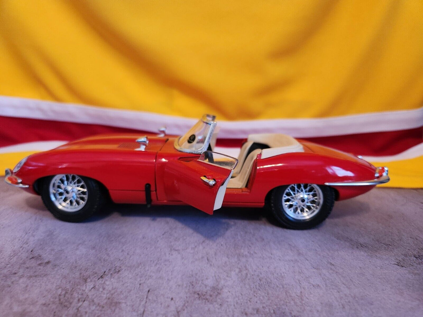 1961 E Type Burago 1/18 Scale Diecast 3016 - 1961 red Jaguar E Type Ca
This is a 1:18 diecast model of a Burago 1961 Jaguar E-Type Convertible in vibrant red with a cream interior is a must-have for any serious 
collector or enthusiastChas Vintage Shop1961