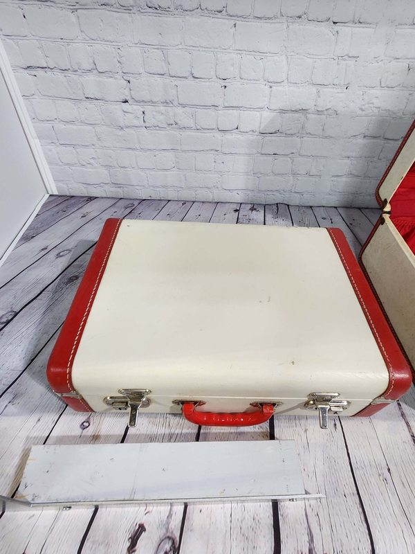 Vintage off white with red end trim set of 2 hard shell cheney suitecaGreat 2 pieces set of Cheney suitecase with KEYS !hard shell suitcases (2) with a vinyl coating. Off-white body with red end trimsand handles
Please look carfully thChas Vintage Shop2 hard shell cheney suitecase mid century suitecase made