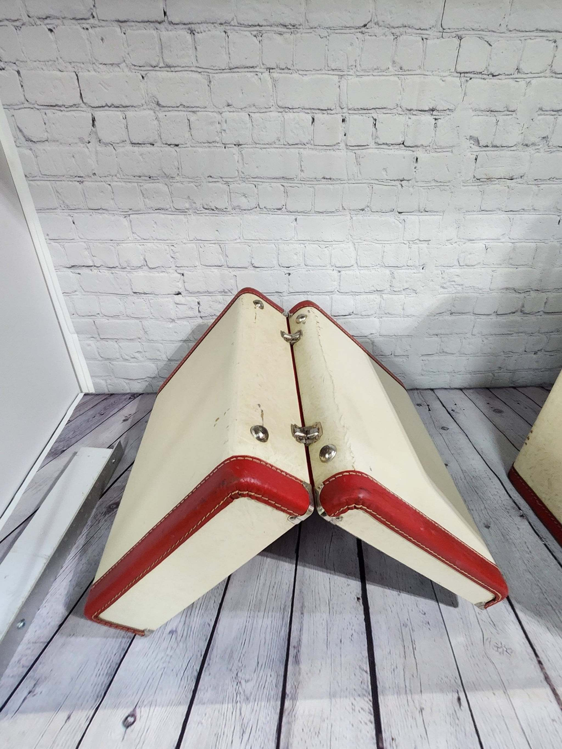 Vintage off white with red end trim set of 2 hard shell cheney suitecaGreat 2 pieces set of Cheney suitecase with KEYS !hard shell suitcases (2) with a vinyl coating. Off-white body with red end trimsand handles
Please look carfully thChas Vintage Shop2 hard shell cheney suitecase mid century suitecase made