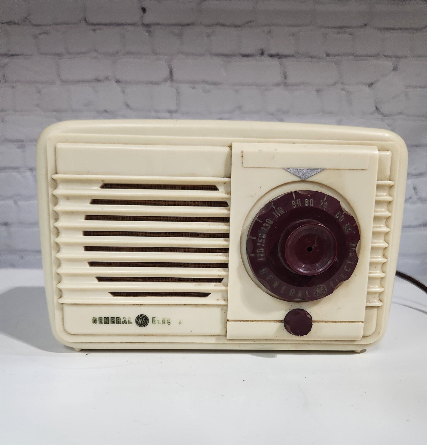 General electric c-404 bakelite am radio. vintage ge radio. very cool General Electric C-404 Bakelite AM radio. Vintage GE radio. Very cool lookingbakelite radio Vintage bakelite radio from the 40's and 50'sGE Ivory and burgundy bakeliChas Vintage Shopbakelite radio vintage bakelite radio