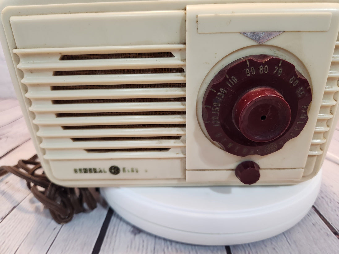 General electric c-404 bakelite am radio. vintage ge radio. very cool General Electric C-404 Bakelite AM radio. Vintage GE radio. Very cool lookingbakelite radio Vintage bakelite radio from the 40's and 50'sGE Ivory and burgundy bakeliChas Vintage Shopbakelite radio vintage bakelite radio