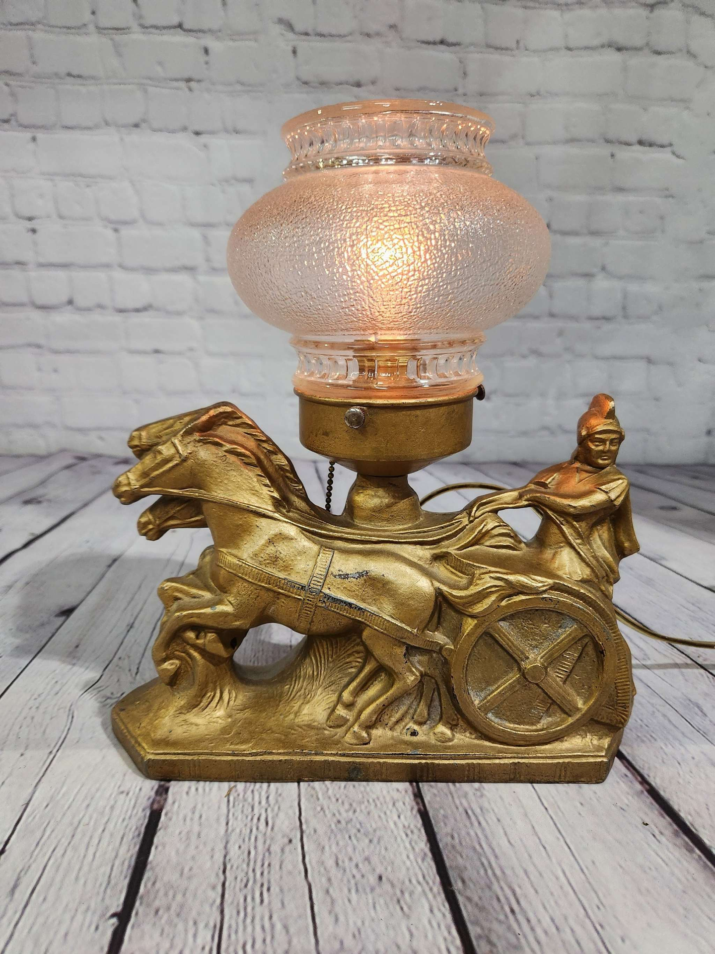 Vintage 30's 40's  3-horses chariot & centurion spelter lampVintage 1930's 0r 1940’s 3-Horse Chariot &amp; Centurion Spelter Pull String DeskArt Deco desk lamp bronze gold - VTG desk lamp - - art deco lamp 1940'sIn excellent Chas Vintage ShopVintage 30'