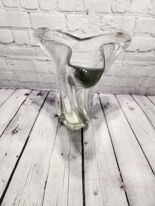 French vintage creation Crystal vase made by Art Vannes France 1970'sThis vintage Crystal vase is a stunning creation made by Art Vannes in France during the 1970s. With its elegant and timeless style, this vase is a perfect addition Chas Vintage ShopFrench vintage creation Crystal vase made