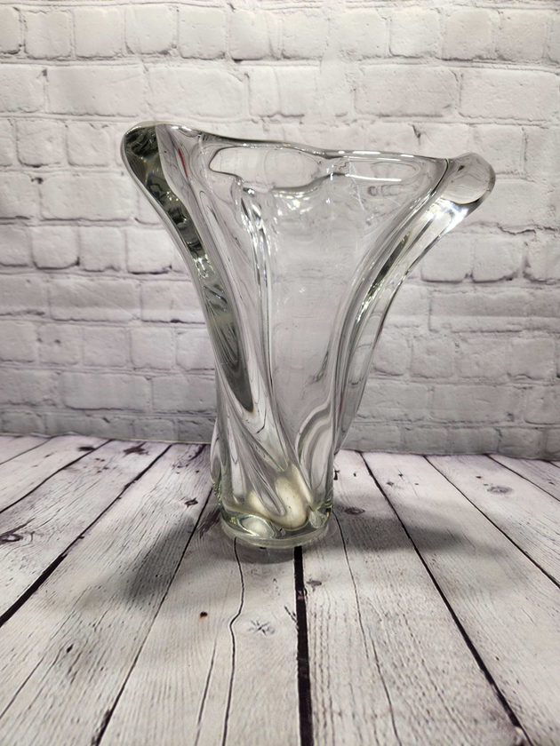 French vintage creation Crystal vase made by Art Vannes France 1970'sThis vintage Crystal vase is a stunning creation made by Art Vannes in France during the 1970s. With its elegant and timeless style, this vase is a perfect addition Chas Vintage ShopFrench vintage creation Crystal vase made