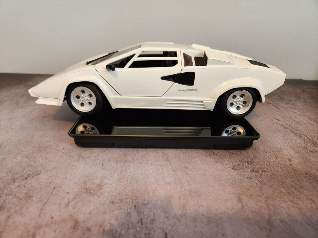 White polistil tonka lamborghini countach  1:18 die cast made in italyThis 1:18 die cast Lamborghini Countach is a must-have for any car enthusiast. Made in Italy, this white Polistil Tonka model is a stunning addition to any collectioChas Vintage ShopWhite polistil tonka lamborghini countach 1