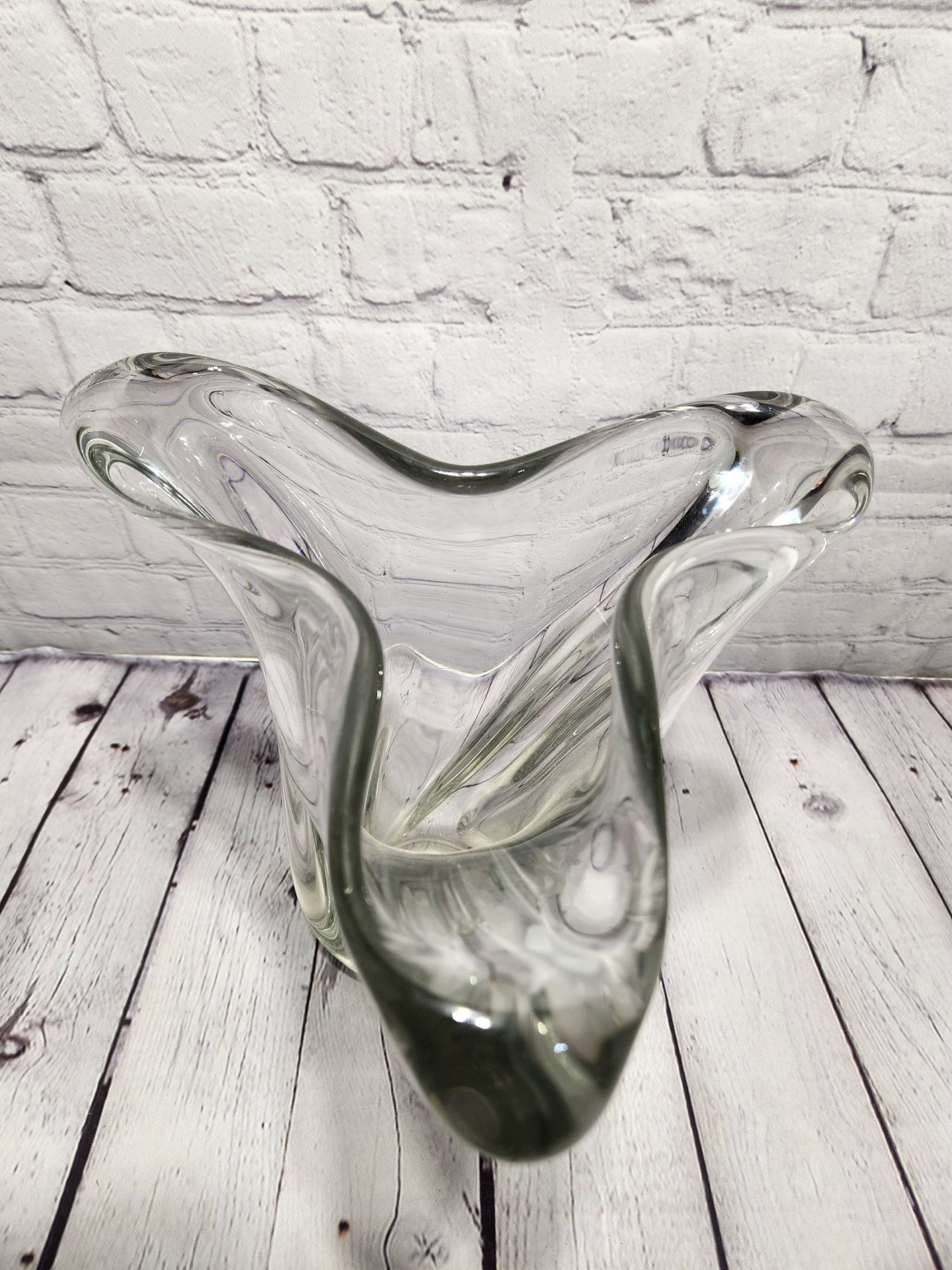 French vintage creation Crystal vase made by Art Vannes France 1970'sThis vintage Crystal vase is a stunning creation made by Art Vannes in France during the 1970s. With its elegant and timeless style, this vase is a perfect addition Chas Vintage ShopFrench vintage creation Crystal vase made