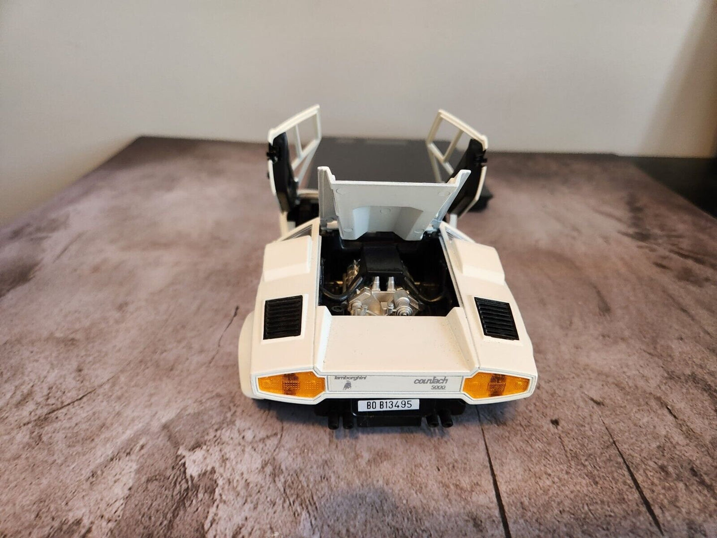 White polistil tonka lamborghini countach  1:18 die cast made in italyThis 1:18 die cast Lamborghini Countach is a must-have for any car enthusiast. Made in Italy, this white Polistil Tonka model is a stunning addition to any collectioChas Vintage ShopWhite polistil tonka lamborghini countach 1