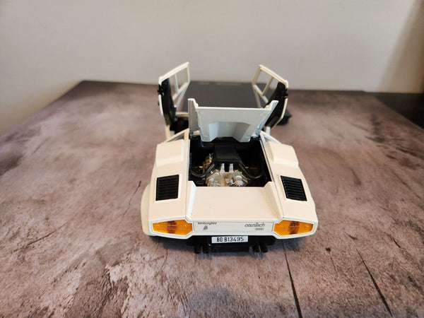 White polistil tonka lamborghini countach  1:18 die cast made in italyThis 1:18 die cast Lamborghini Countach is a must-have for any car enthusiast. Made in Italy, this white Polistil Tonka model is a stunning addition to any collectioChas Vintage ShopWhite polistil tonka lamborghini countach 1