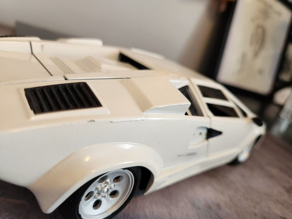 White polistil tonka lamborghini countach  1:18 die cast made in italyThis 1:18 die cast Lamborghini Countach is a must-have for any car enthusiast. Made in Italy, this white Polistil Tonka model is a stunning addition to any collectioChas Vintage ShopWhite polistil tonka lamborghini countach 1