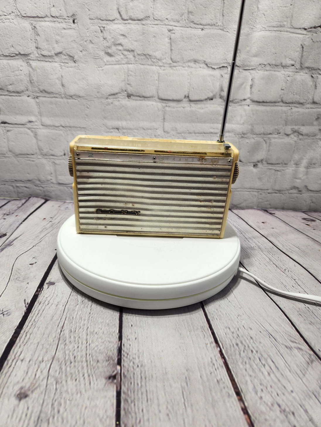 Vintage sony am fm portable radio tr 881 (1959)Get your hands on a piece of history with this vintage Sony AM/FM portable radio. The TR 881 from 1959 is in non working condition This radios boast a sleek and stylChas Vintage Shopfm portable radio tr 881 (1959)