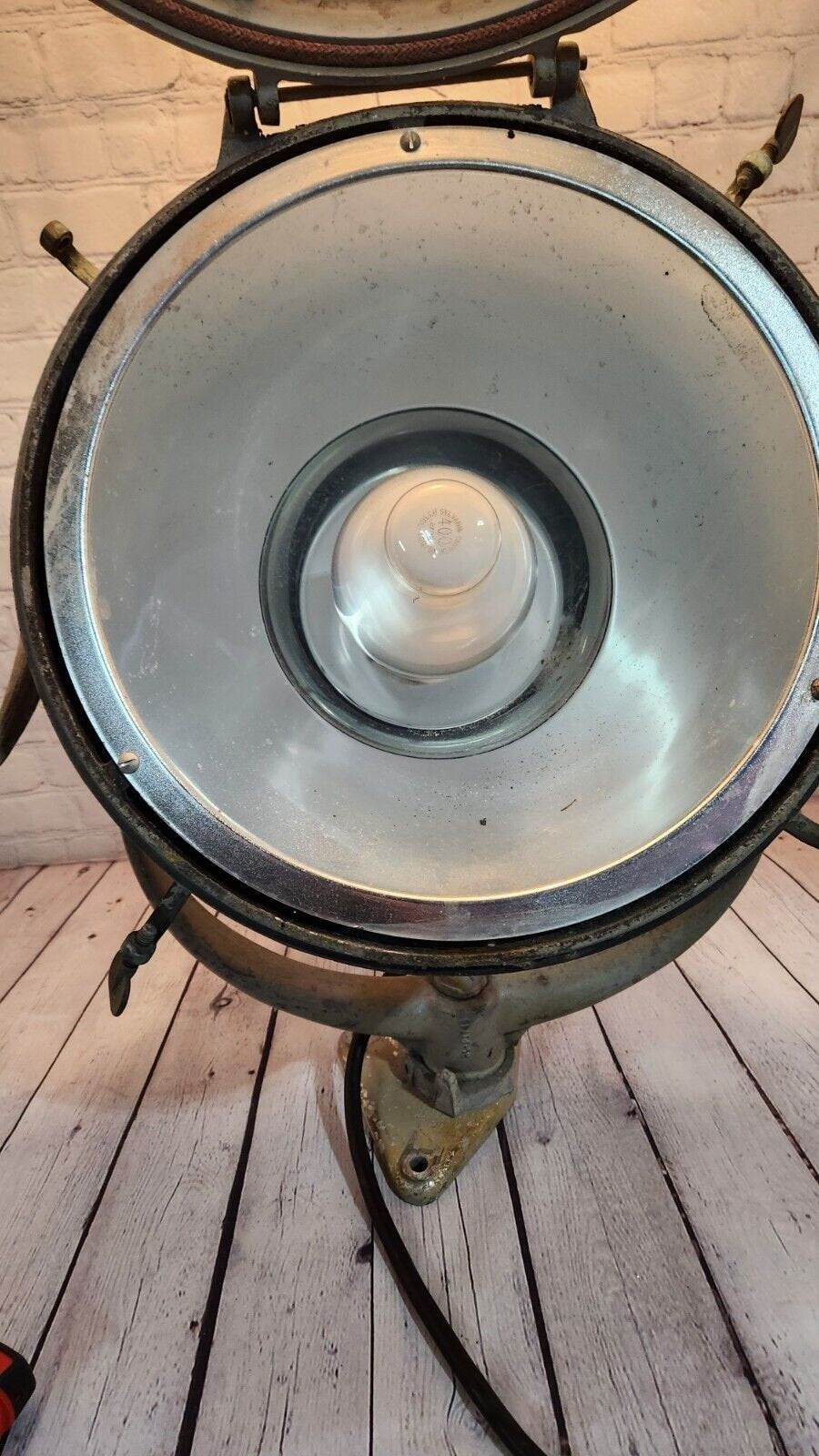 Antique Crouse-Hinds ajustable spotlight in  cast aluminium 13 inches This vintage Crouse-Hinds light is a true gem from the 1930s-1940s era. Made of cast aluminium, it boasts a sleek gray finish that adds to its industrial aesthetic. Chas Vintage ShopAntique Crouse-Hinds ajustable spotlight