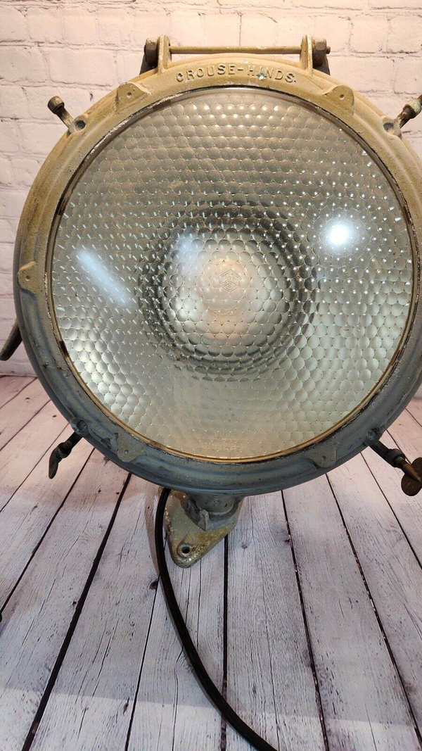 Antique Crouse-Hinds ajustable spotlight in  cast aluminium 13 inches This vintage Crouse-Hinds light is a true gem from the 1930s-1940s era. Made of cast aluminium, it boasts a sleek gray finish that adds to its industrial aesthetic. Chas Vintage ShopAntique Crouse-Hinds ajustable spotlight