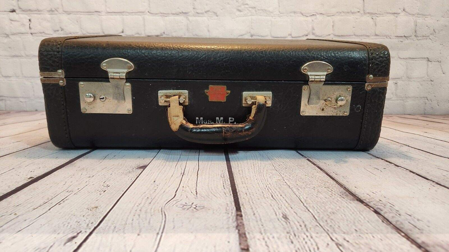 Vintage hardcase leather briefcase from the 50's with 2 keys - mgr monThis vintage hardcase leather briefcase from the 50's is a timeless piece that exudes sophistication and class.This breifcase has a very disctinctive and much less cChas Vintage ShopVintage hardcase leather briefcase