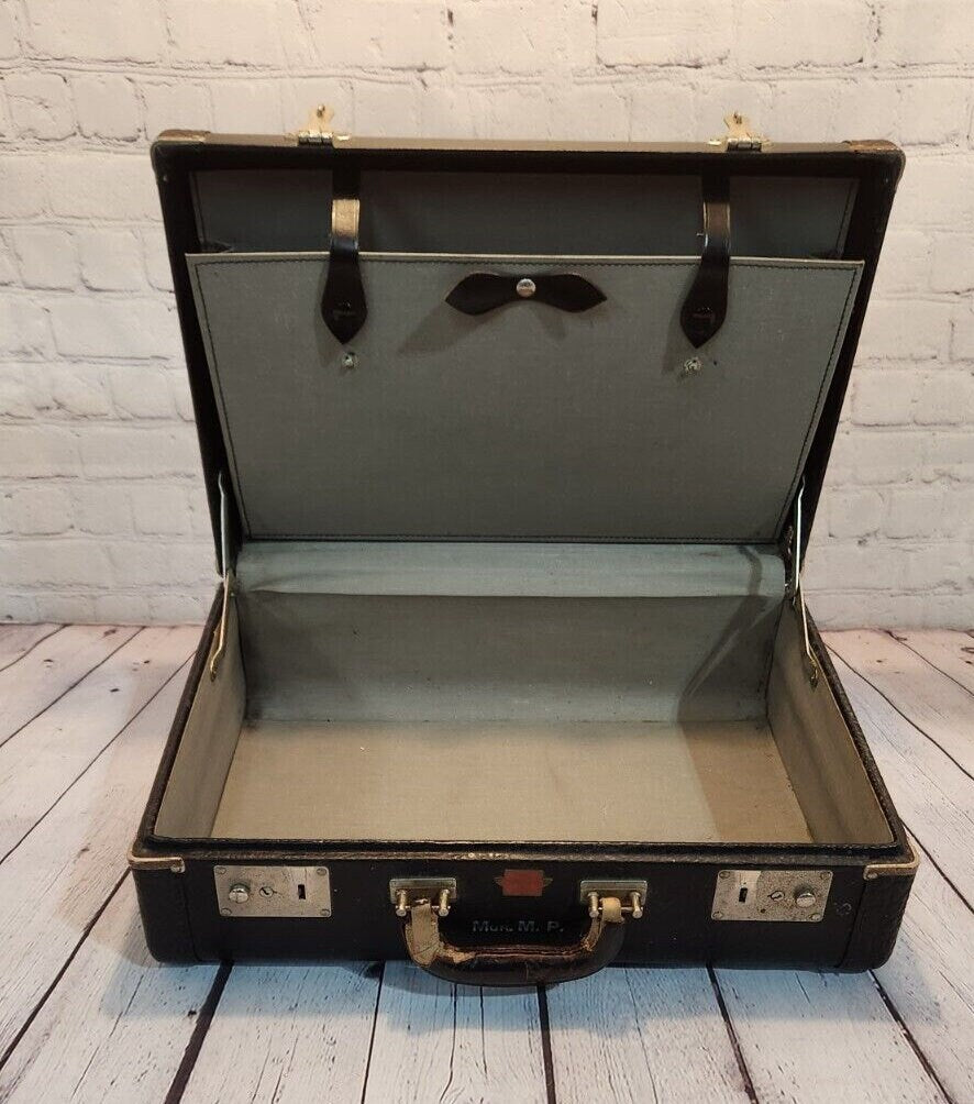 Vintage hardcase leather briefcase from the 50's with 2 keys - mgr monThis vintage hardcase leather briefcase from the 50's is a timeless piece that exudes sophistication and class.This breifcase has a very disctinctive and much less cChas Vintage ShopVintage hardcase leather briefcase