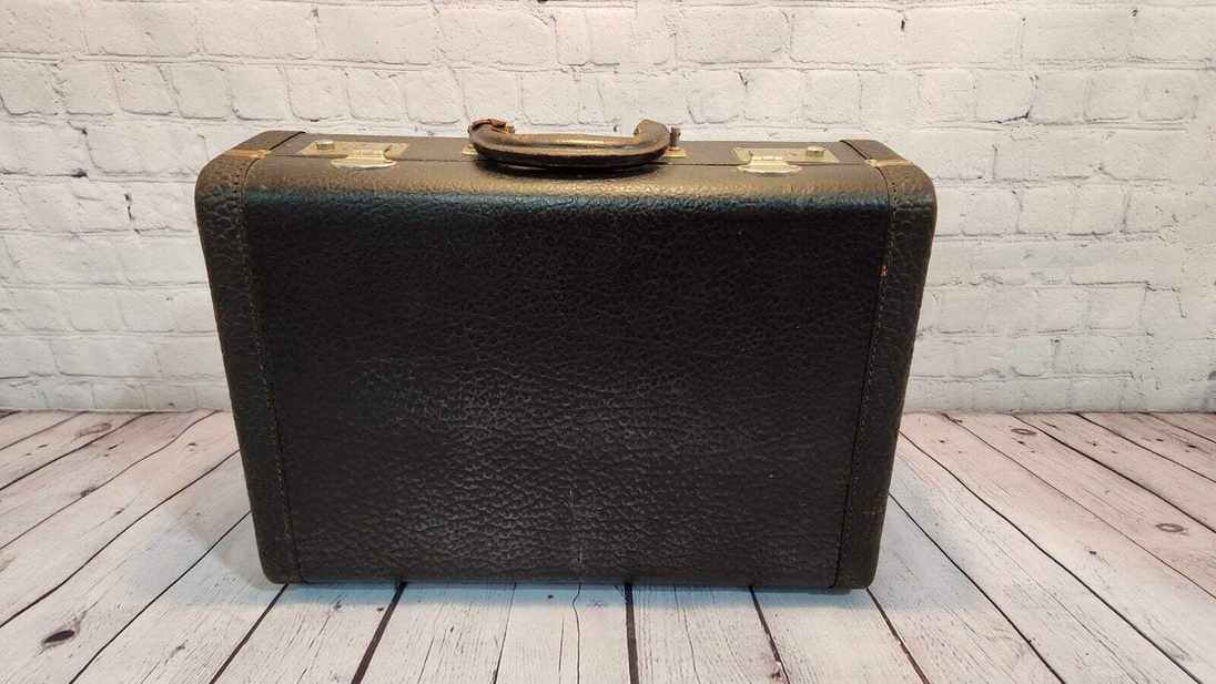 Vintage hardcase leather briefcase from the 50's with 2 keys - mgr monThis vintage hardcase leather briefcase from the 50's is a timeless piece that exudes sophistication and class.This breifcase has a very disctinctive and much less cChas Vintage ShopVintage hardcase leather briefcase