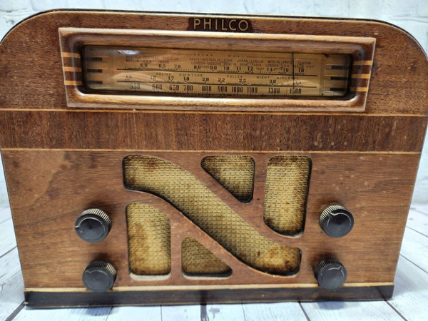 1940 philco radio model 40-115. mid century radio art deco design vtg This 1940 Philco Radio Model 40-145 is a stunning example of mid-century design. The radio boasts a beautiful Art Deco style that is sure to impress any vintage elecChas Vintage Shop1940 philco radio model 40-115