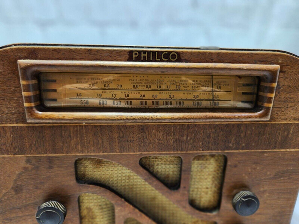 1940 philco radio model 40-115. mid century radio art deco design vtg This 1940 Philco Radio Model 40-145 is a stunning example of mid-century design. The radio boasts a beautiful Art Deco style that is sure to impress any vintage elecChas Vintage Shop1940 philco radio model 40-115