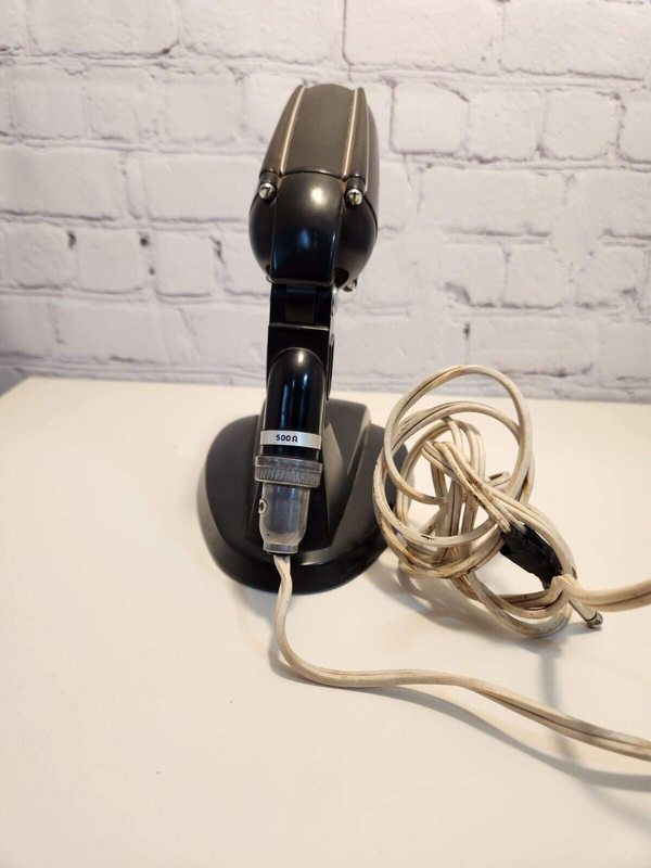 1950's Vintage Phillips el 6021/60 microphone with baseVintage Phillips EL 6021/60 microphone, in very good condition. This dynamic microphone has a frequency response range of 50 Hz to 10 kHz, making it ideal for recordChas Vintage Shop1950'