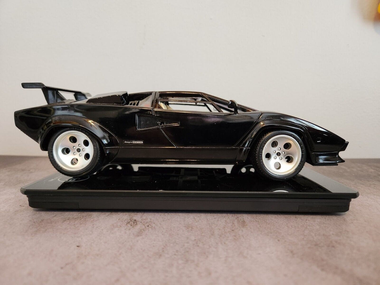 Black  burago lamborghini countach  1:18 die cast made in italyThis 1:18 scale diecast model of a 1988 Lamborghini Countach is a stunning addition to any car enthusiast's collection. Made by Burago, a renowned Italian brand, theChas Vintage ShopBlack burago lamborghini countach 1