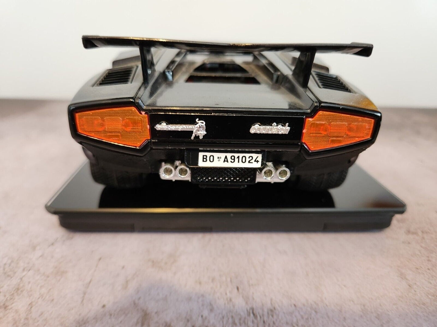 Black  burago lamborghini countach  1:18 die cast made in italyThis 1:18 scale diecast model of a 1988 Lamborghini Countach is a stunning addition to any car enthusiast's collection. Made by Burago, a renowned Italian brand, theChas Vintage ShopBlack burago lamborghini countach 1