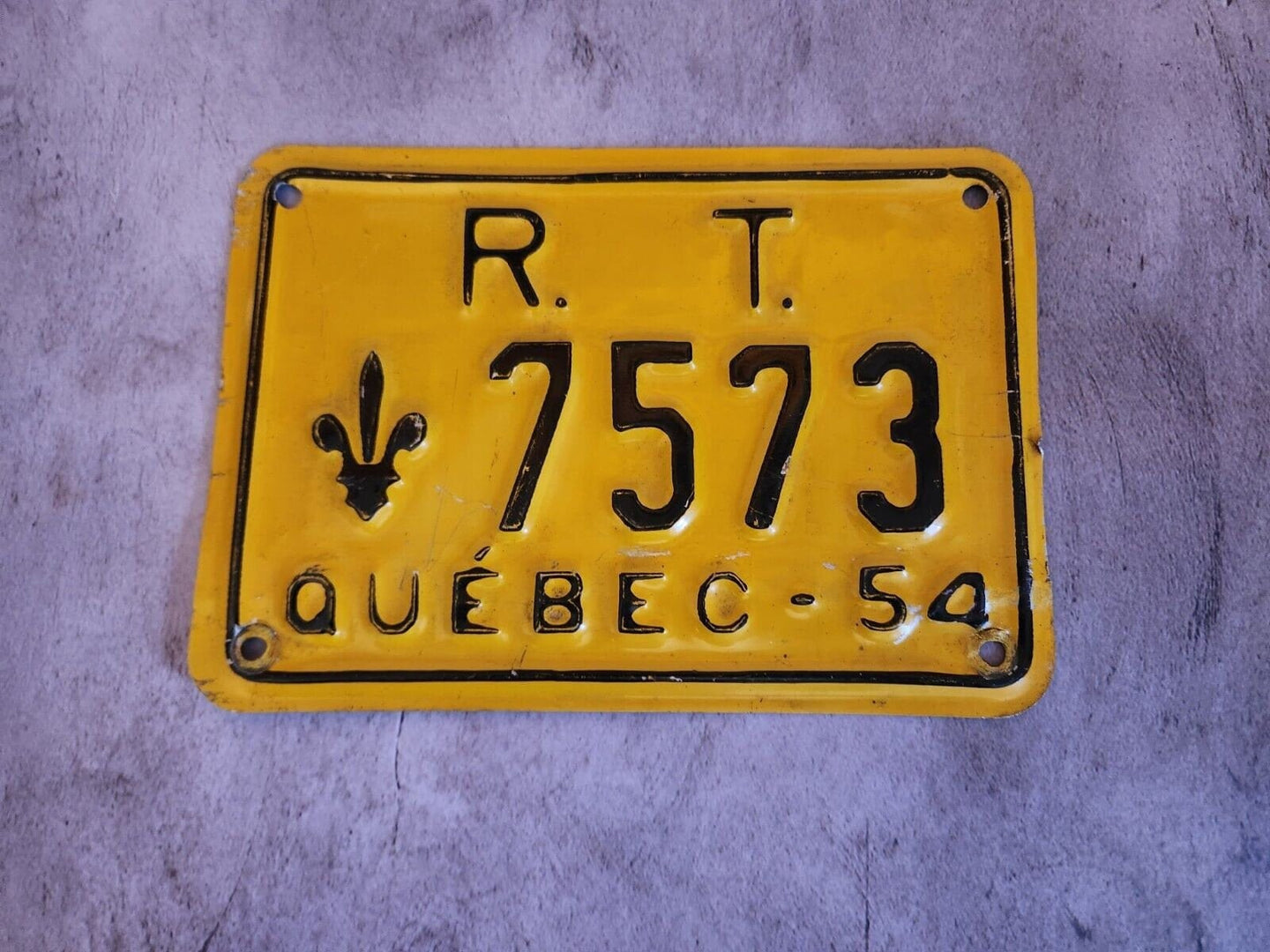 1954 quebec régie des transports licence plate1954 Quebec régie des transports Licence plateThis 1954 is in pretty good shape. colors are brillant , almost flatIt displays very wellNice addtion tou your collectiChas Vintage Shopégie des transports licence plate