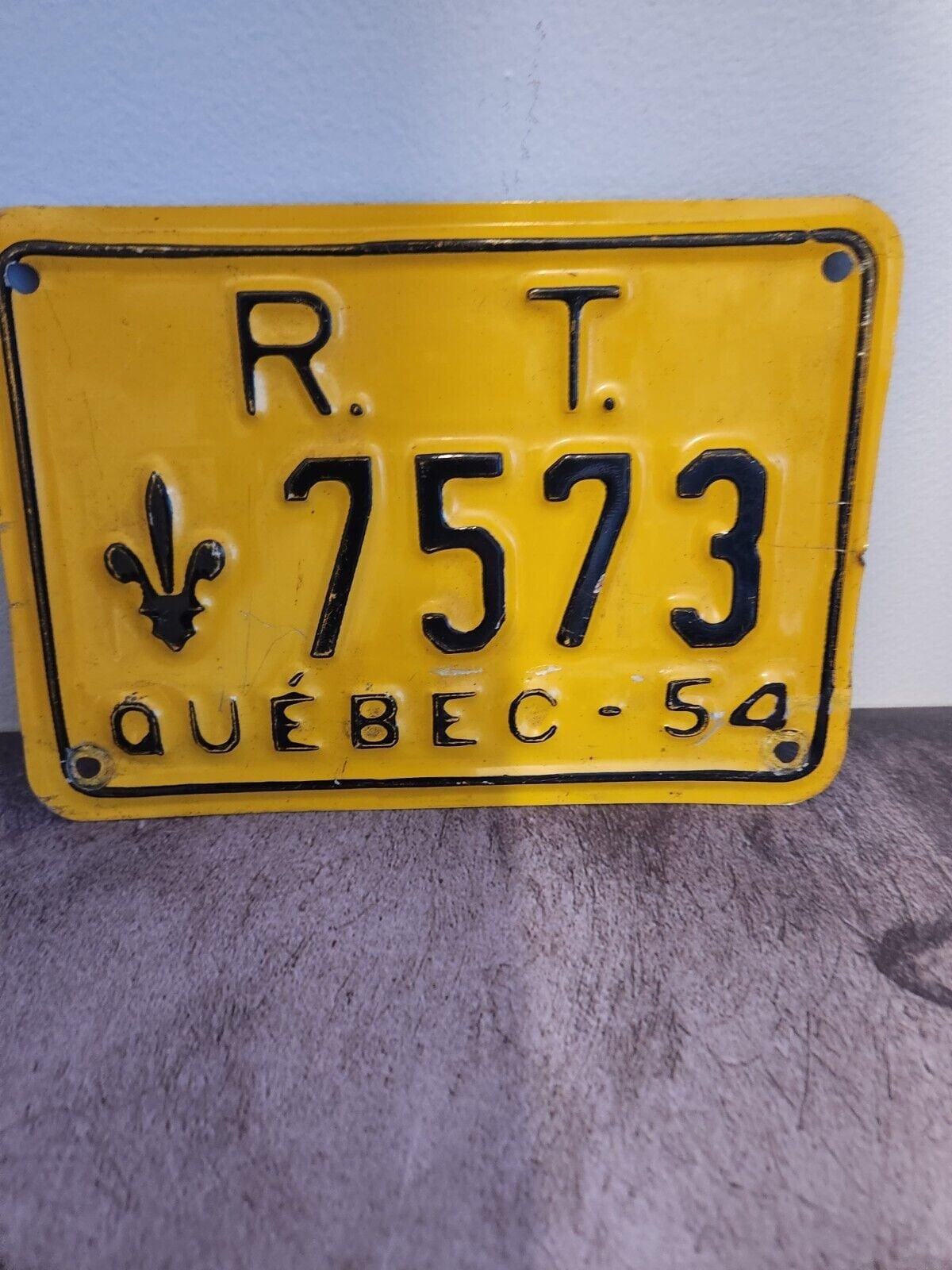 1954 quebec régie des transports licence plate1954 Quebec régie des transports Licence plateThis 1954 is in pretty good shape. colors are brillant , almost flatIt displays very wellNice addtion tou your collectiChas Vintage Shopégie des transports licence plate