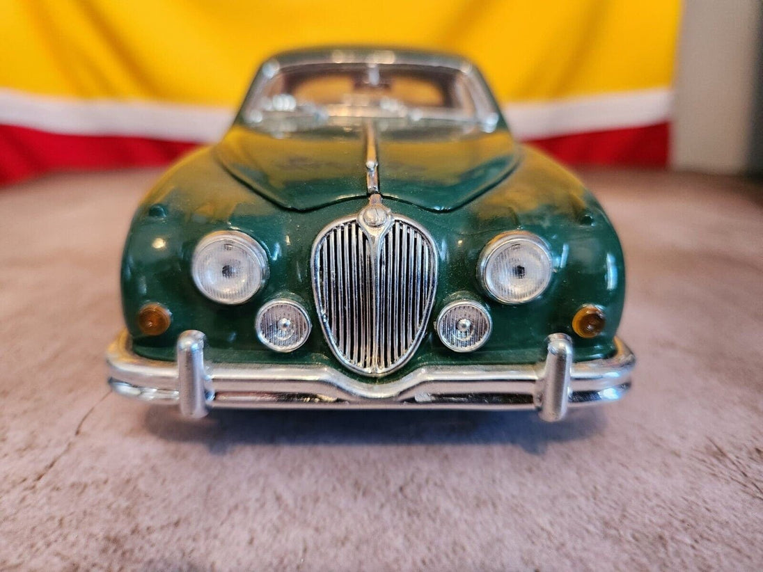 1959 maisto jaguar mark 2 diecast 1:18 scale in british racing green1959 JAGUAR MARK II British racing Green Maisto 1:18 Scale Diecast No signs of wear except for a little dust.Please see all pictures for exact cosmetic condition andChas Vintage Shop1959 maisto jaguar mark 2 diecast 1