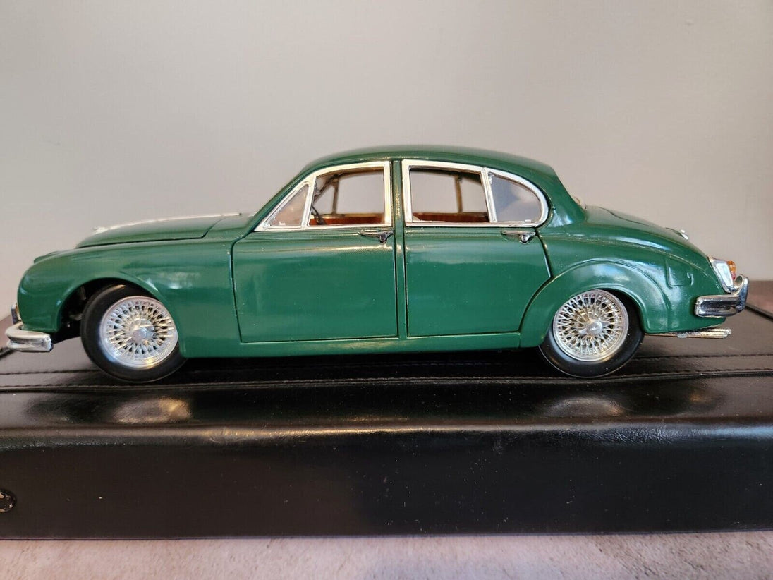 1959 maisto jaguar mark 2 diecast 1:18 scale in british racing green1959 JAGUAR MARK II British racing Green Maisto 1:18 Scale Diecast No signs of wear except for a little dust.Please see all pictures for exact cosmetic condition andChas Vintage Shop1959 maisto jaguar mark 2 diecast 1