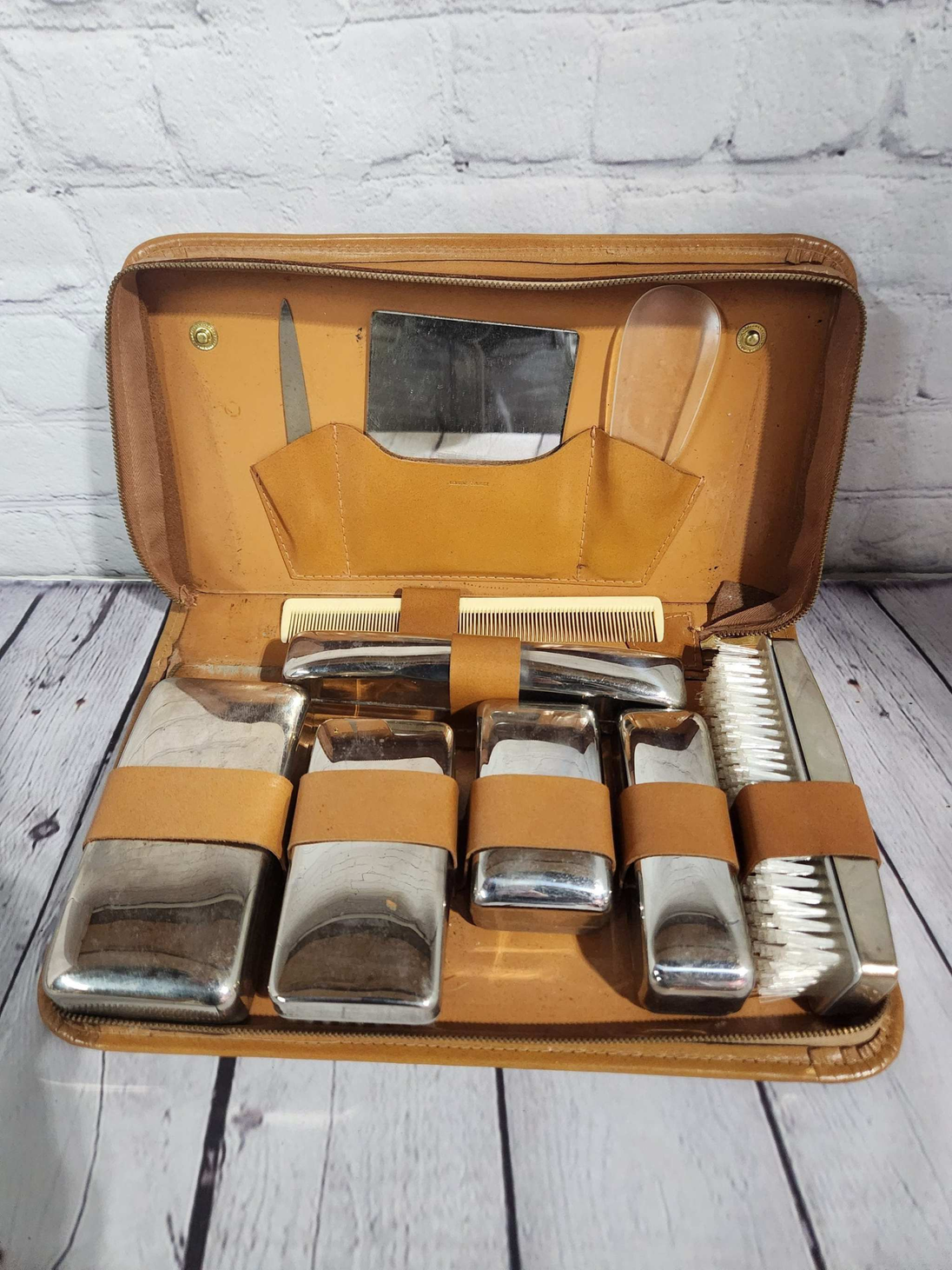 Vintage mens grooming toiletry set complete mens vintagetoiletry bag nVintage Mens Grooming Toiletry Set Complete emns vintageToiletry Bag NEVER USEDThis complete set has never been used as shown.Made of leather outsideInside Some leatChas Vintage ShopVintage mens grooming toiletry set complete mens vintagetoiletry bag