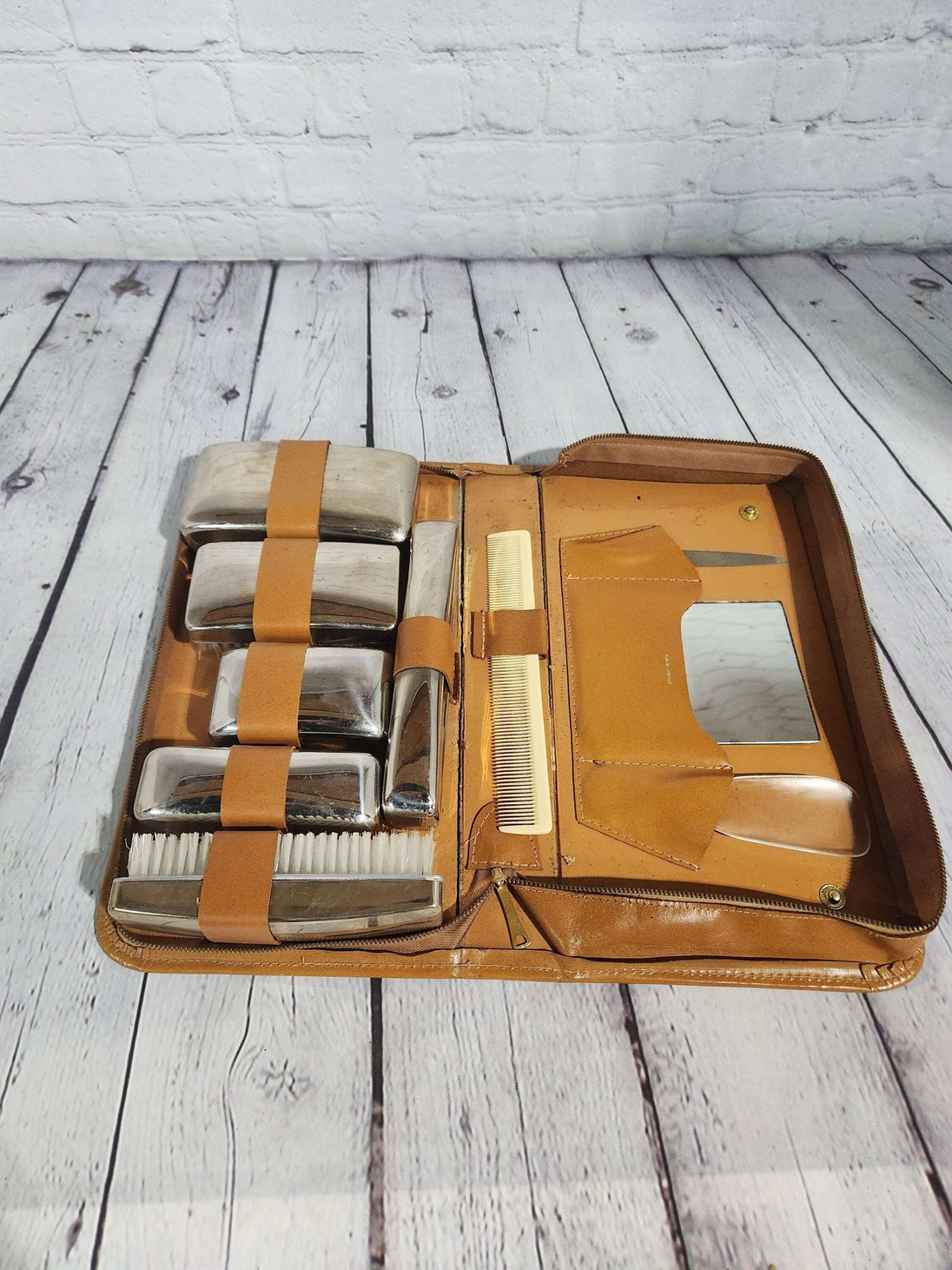 Vintage mens grooming toiletry set complete mens vintagetoiletry bag nVintage Mens Grooming Toiletry Set Complete emns vintageToiletry Bag NEVER USEDThis complete set has never been used as shown.Made of leather outsideInside Some leatChas Vintage ShopVintage mens grooming toiletry set complete mens vintagetoiletry bag