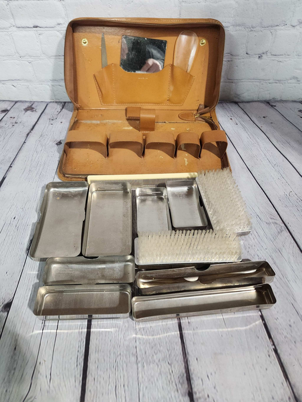 Vintage mens grooming toiletry set complete mens vintagetoiletry bag nVintage Mens Grooming Toiletry Set Complete emns vintageToiletry Bag NEVER USEDThis complete set has never been used as shown.Made of leather outsideInside Some leatChas Vintage ShopVintage mens grooming toiletry set complete mens vintagetoiletry bag